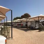 Trailers e Motorhomes estacionados no Vila Chalés & RV Park em Itú, São Paulo