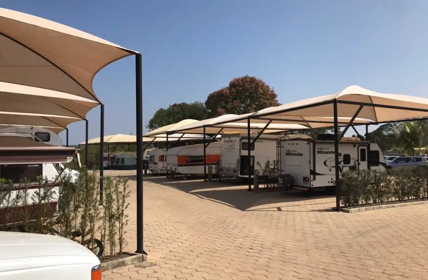Trailers e Motorhomes estacionados no Vila Chalés & RV Park em Itú, São Paulo