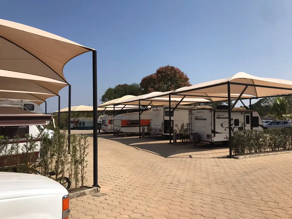 Trailers e Motorhomes estacionados no Vila Chalés & RV Park em Itú, São Paulo