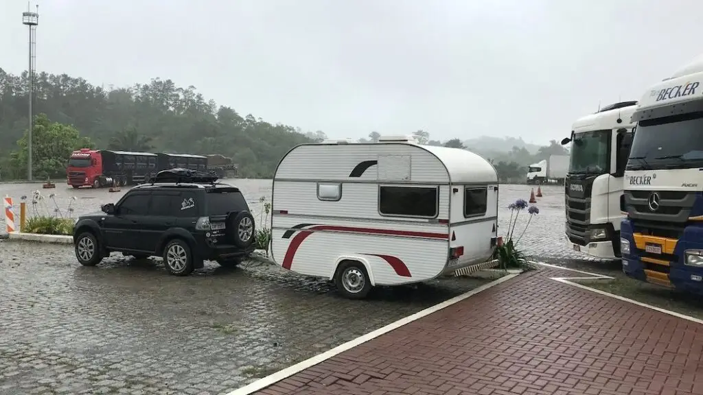 Trailer estacionado em posto de combustível durante pernoite em viagem pelo Brasil