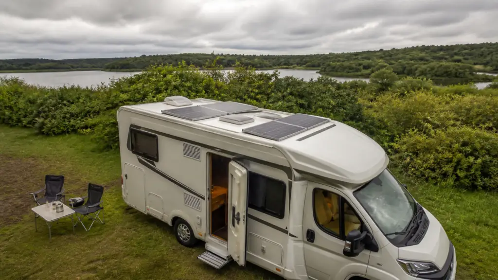 Gerador portátil para motorhome: potência, consumo e cuidados antes de comprar 1 Placas solares no teto de motorhome durante dia nublado