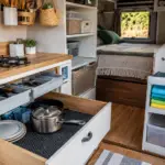 Ilustração gerada por inteligência artificial mostrando o interior de motorhome com acessórios baratos de organização e tapete antiderrapante em gavetas.
