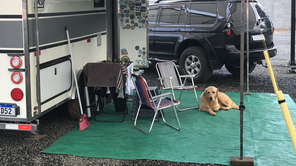 12 acessórios para varanda do motorhome que trazem mais conforto e praticidade 1 Tapete de PVC antiderrapante com trama aberta usado na varanda do trailer