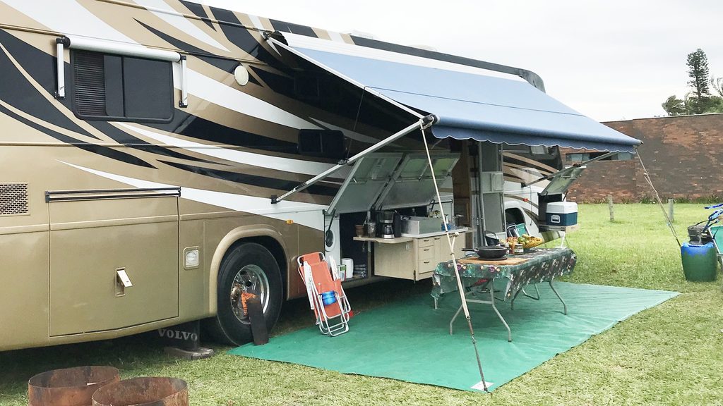 12 acessórios para varanda do motorhome que trazem mais conforto e praticidade 15 Mesa e cadeiras dobráveis montadas na área externa do motorhome