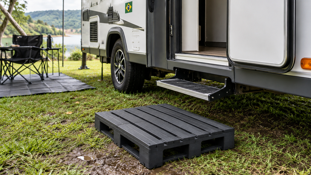 12 acessórios para varanda do motorhome que trazem mais conforto e praticidade 8 Piso pallet pequeno colocado em frente à porta do trailer